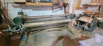 Bandschleifmaschine mit Schiebetisch und Absaugung