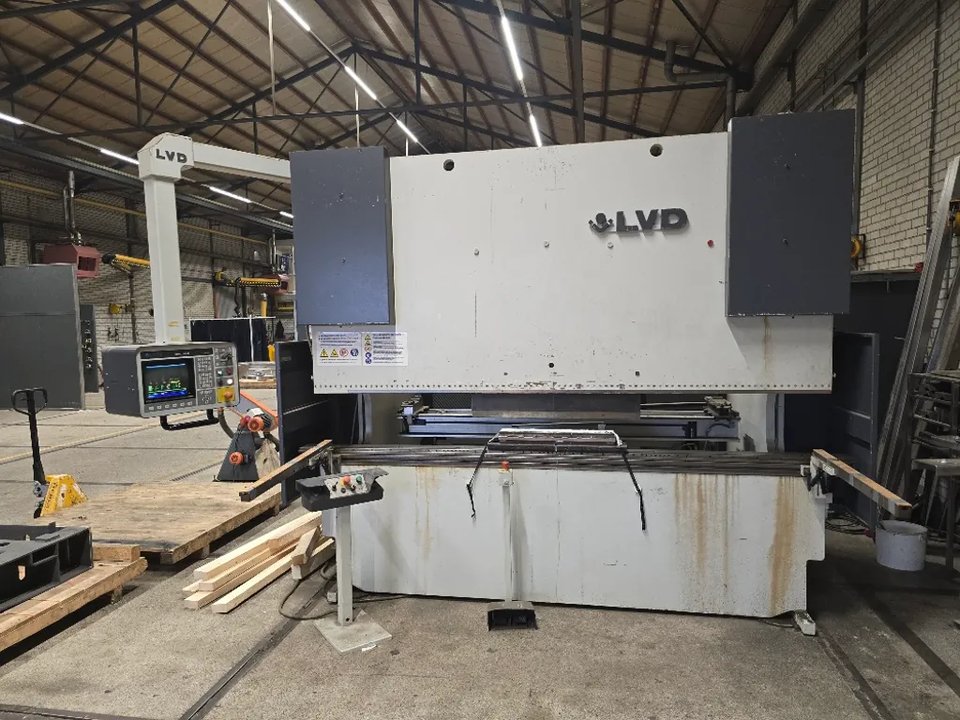 LVD - 1997 - PPEB 135/30 MNC 95C - CNC-Pressbremse
