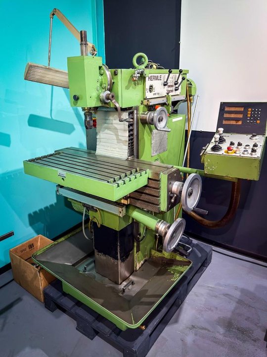 HERMLE UWF 700 Werkzeugfräsmaschine