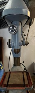 Tischbohrmaschine für einen Handwerker zum Abholen