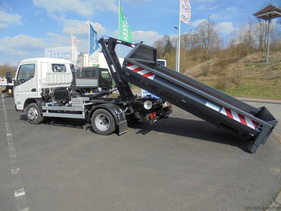 Pritschenwagen Fuso 6S15 Ausstellungsmaschine
