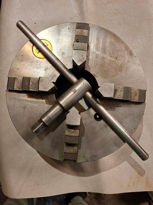 Four jaw chuck for lathe