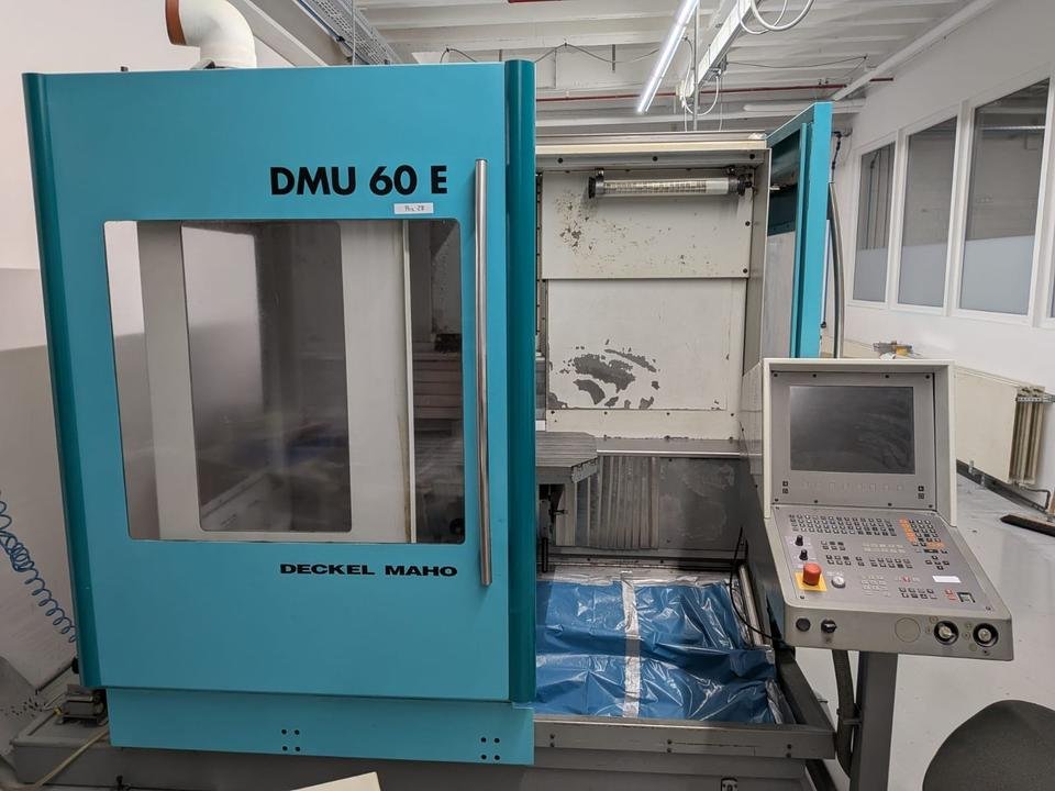 CNC frézovací stroj 3 nápravy DMG DMU 60 E úhlový stůl