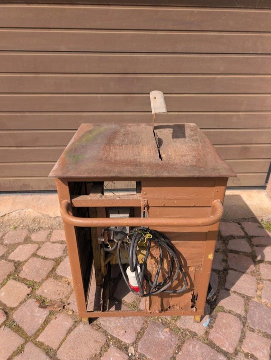 Selbstgebaute Kreissäge aus Holz mit Metallrahmen, funktionsfähig