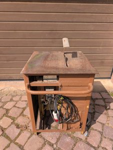 Selbstgebaute Kreissäge aus Holz mit Metallrahmen, funktionsfähig