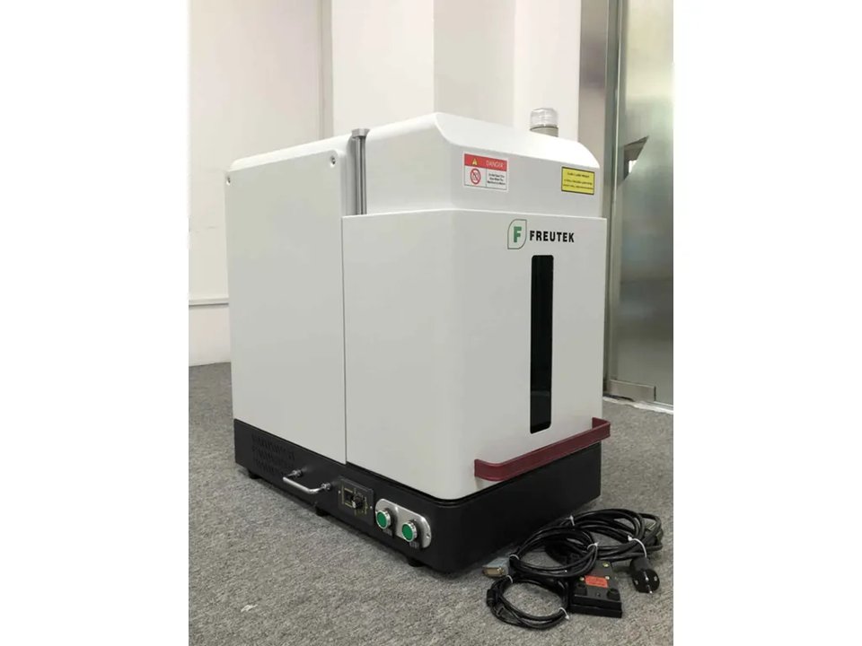 FREUTEK LMM0006 Geschlossene Faserlaser-Markier- und Gravurmaschine 30W (110x110 mm)