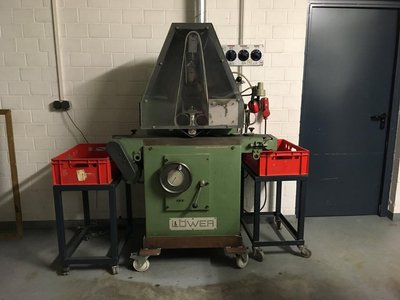 Flachschleifmaschine Löwer - oszillierend, mit Transportband