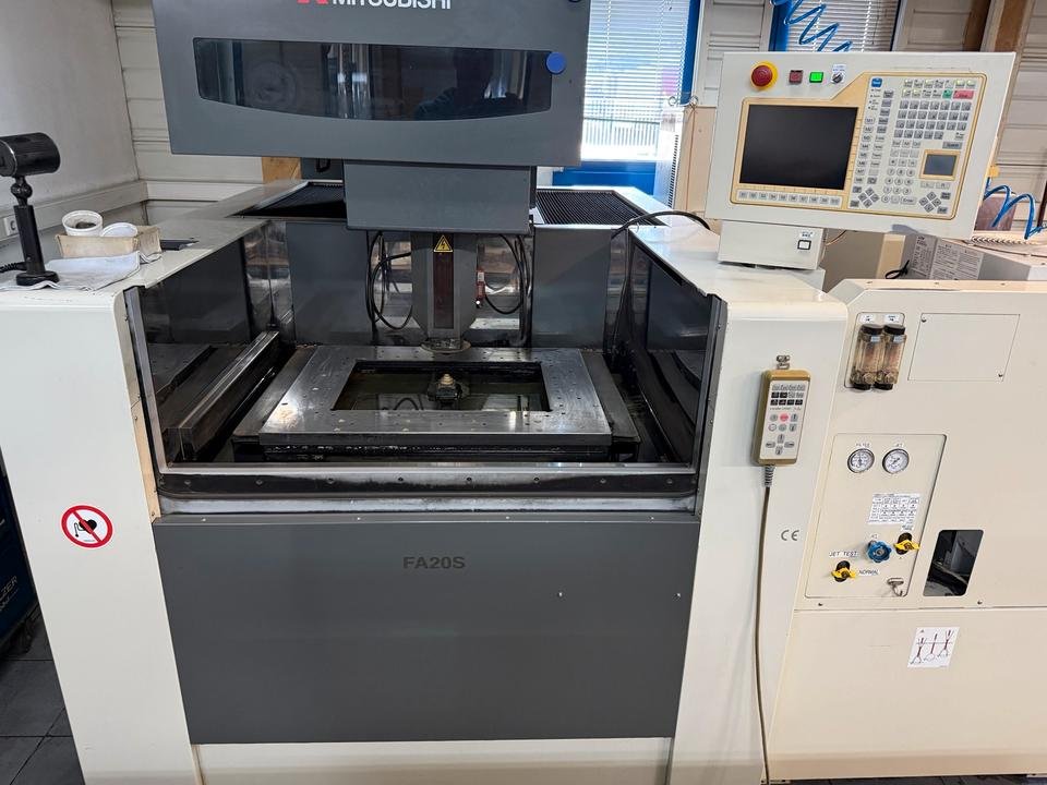 Mitsubishi FA 20 S Drahterodiermaschine Bj. 2006 zu verkaufen