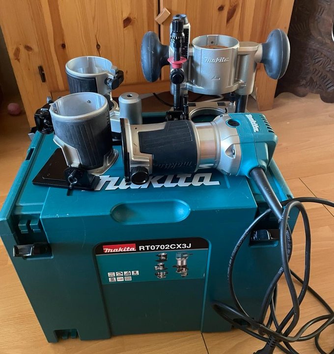 Makita RT0702CX3J Komplett-Set + großes Bosch Fräser-Set