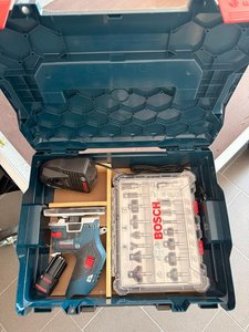Bosch Professional GKF 12V 8 + Fräsen Set