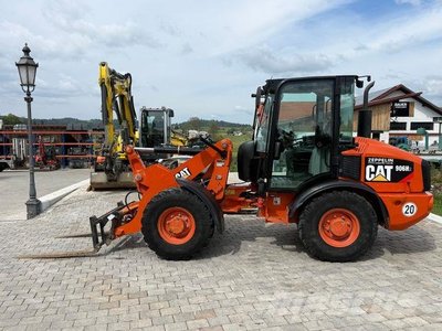 CAT 906H2 mit Schaufel u. Gabel