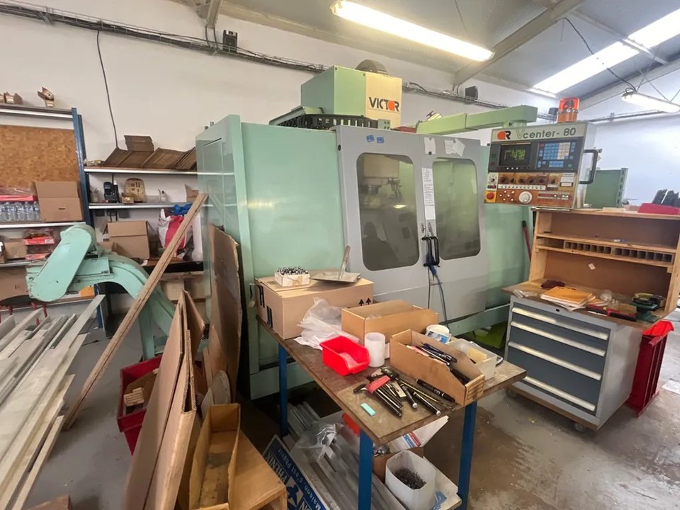VICTOR VCENTER-80 CNC Vertikales Bearbeitungszentrum