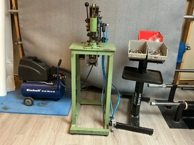 1996 Usine Union M90700PMO4 Stanzmaschine mit Kompressor