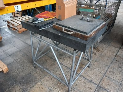 Granitplatte (Inspektionstisch) auf einem Stahlsockel