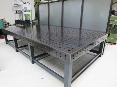 WMT P-4000 X 2000 Schweißtisch / Lochtisch