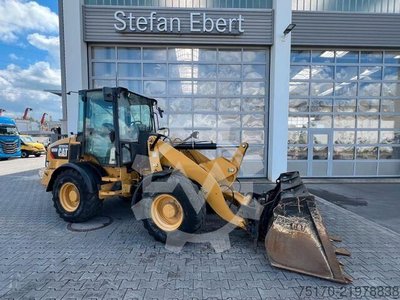 Caterpillar 908M / 2.644h / Gabel / Schaufel