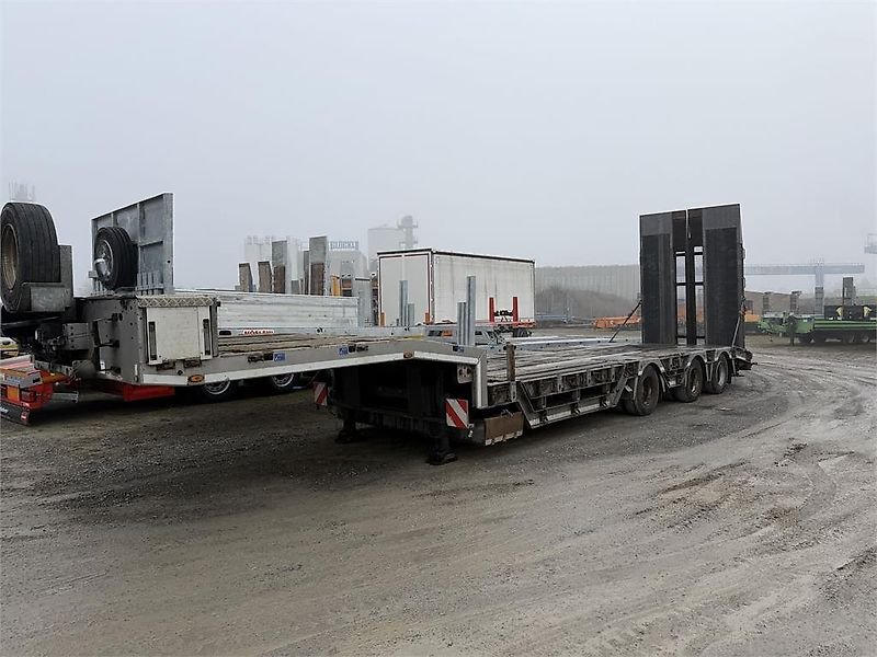 Humbaur HTS30 3 axle saddle depth loader with wheel troughs