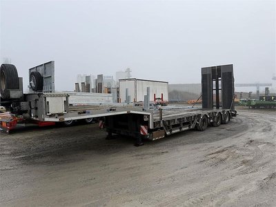 Humbaur HTS30 3 axle saddle depth loader with wheel troughs