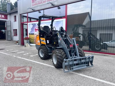 GiANT G2300 HD агронавантажувач