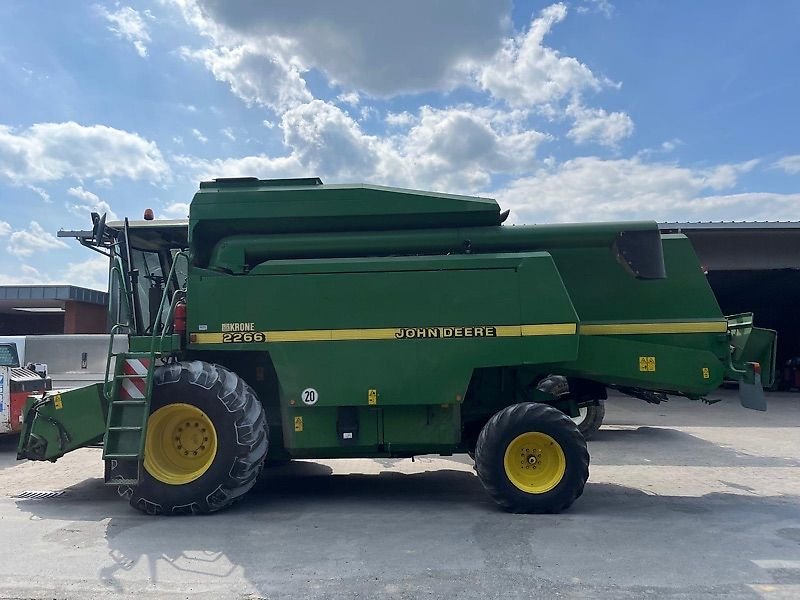 John Deere 2266