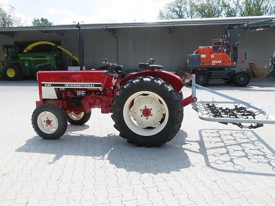 IHC 633E plantační traktor 1A obnoven