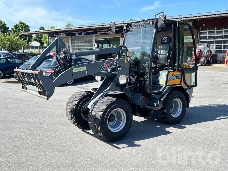 GiANT G2500 HD Court loader