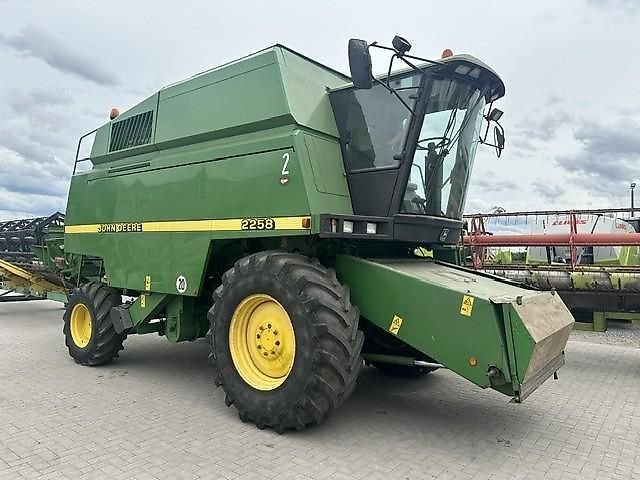 John Deere 2258