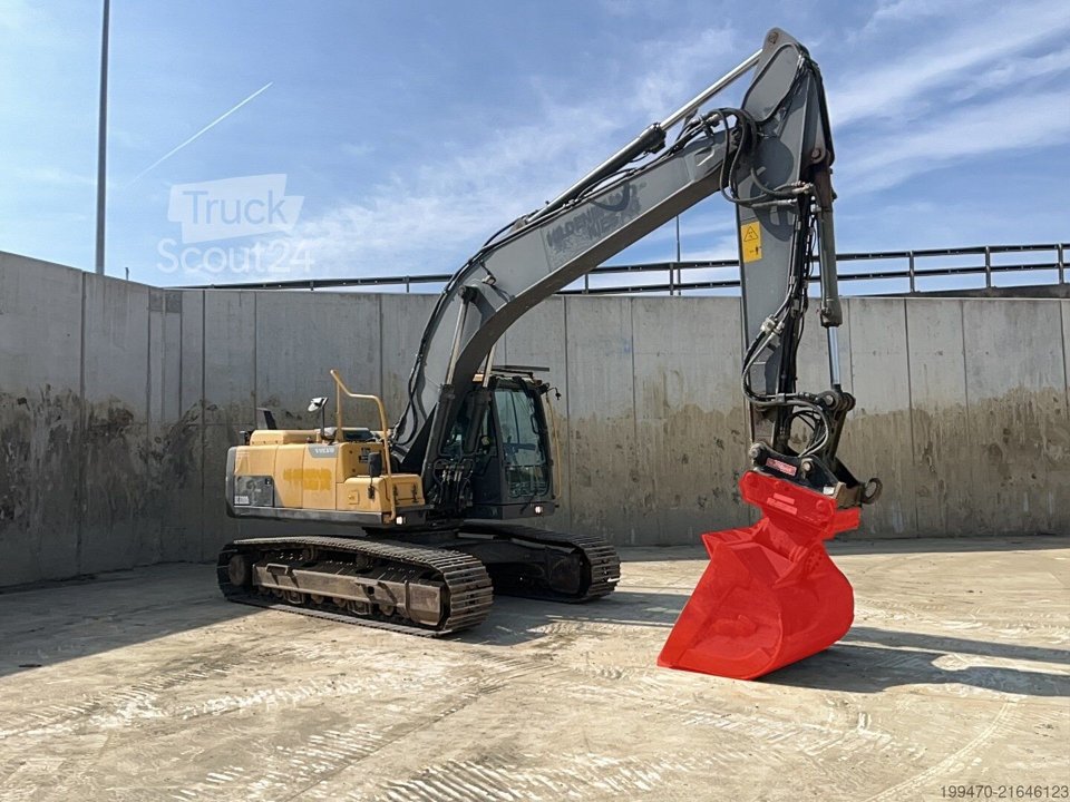 Kettenbagger Volvo EC220DL with 1 excavator bucket gebraucht