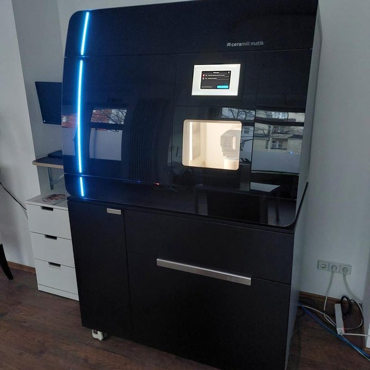 Dentální laboratoř m. Amann Girbach Milling Machine BJ 2019 - Nejlepší stav!