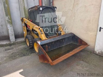 Kolový nakladač CATERPILLAR 226D3 Loader používaný s těžkou čepelí