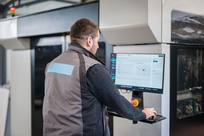 Provozovatel stroje m / w / d CNC frézování stroje výroba 2-posun