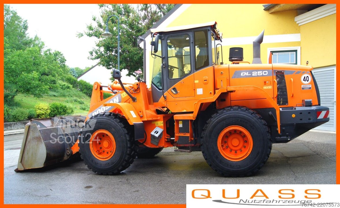 Kolo nakladač DOOSAN DL250-3 / pneumatiky nové / částice filtr fáze IIIB