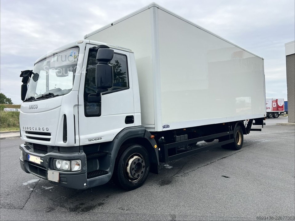 Грузовик с кейсом Iveco 120E25 используется