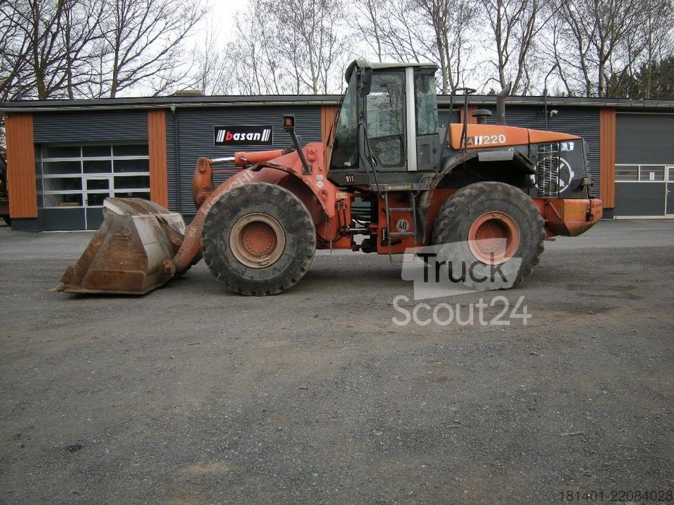 Погрузчик Hitachi ZW200 используется