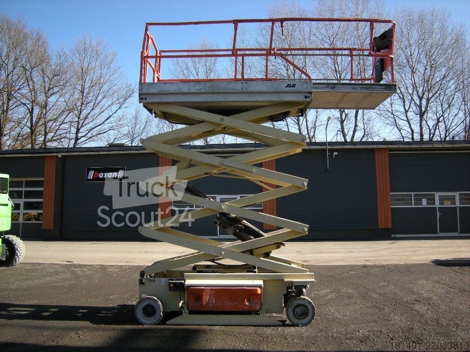 Scissors lifting platform JLG 3246 ES used