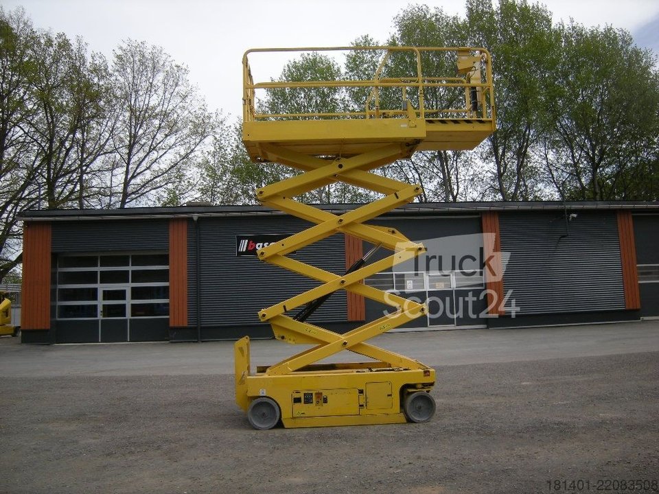 Scissors lifting platform Genie GS 2646 used