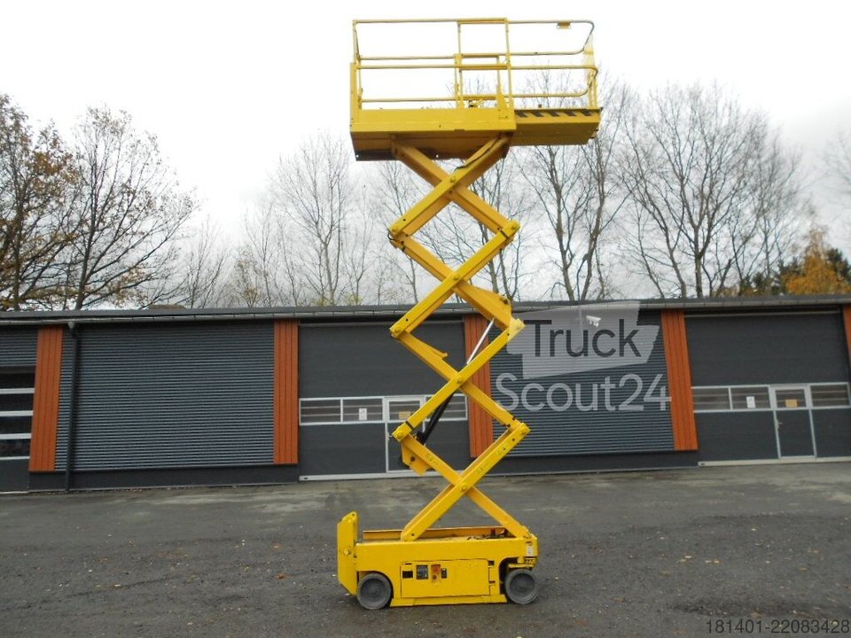 Scissors lifting platform Genie GS 1932 used