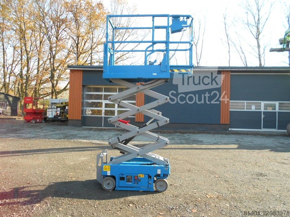 Scissors lifting platform Genie GS 1330 used