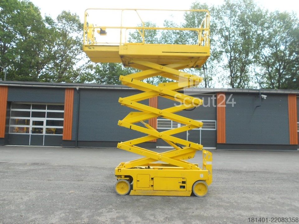 Scissors lifting platform Genie GS 3246 used