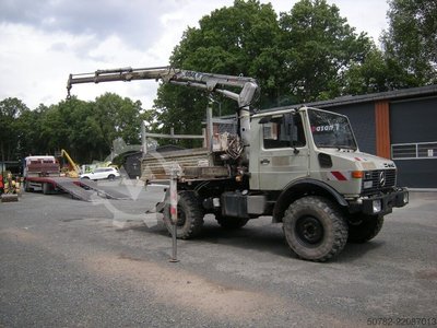Mercedes-Benz Unimog U 1250 / U427/11 with crane