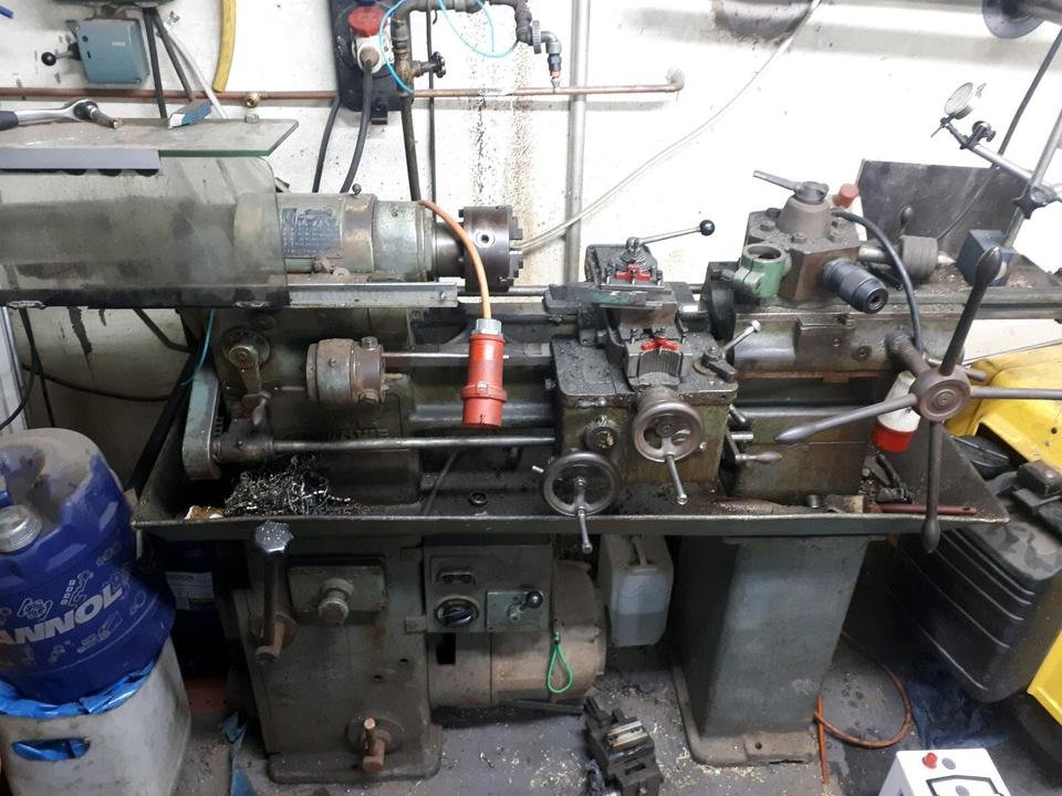 Rotary bench with accessories