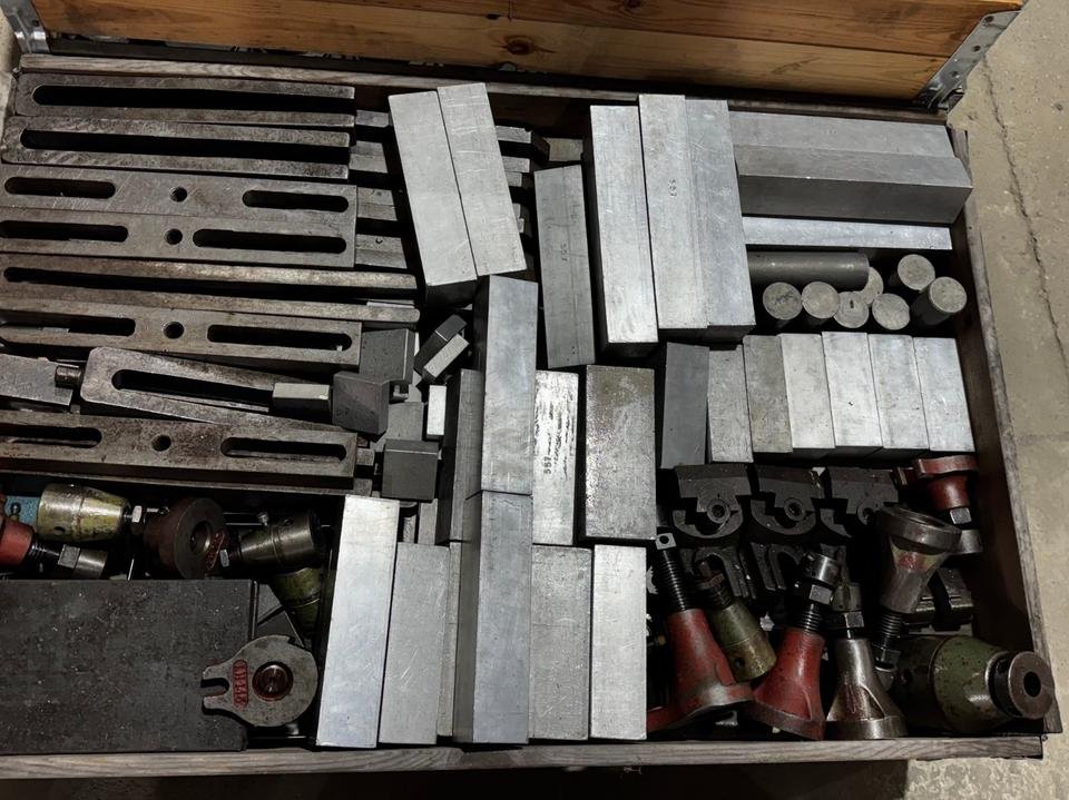 Continuous clamping devices and devices for milling machine