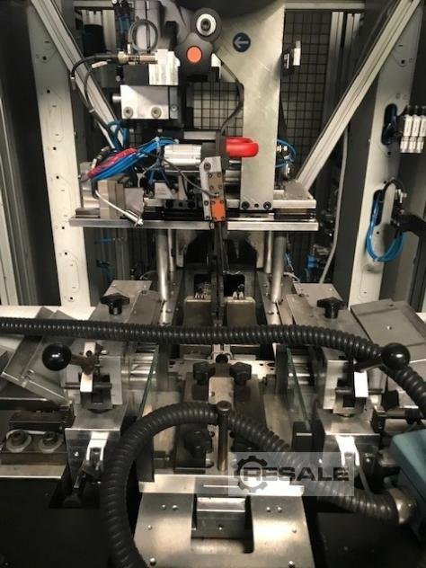 Резиновые машины Z-AUTOMATION Z Splicing стоят в одиночестве