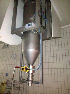 Urządzenie napełniające system dozujący DERICHS