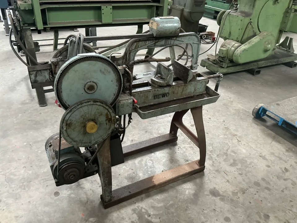 Bewo-Bügelsägemaschine aus der Zeit