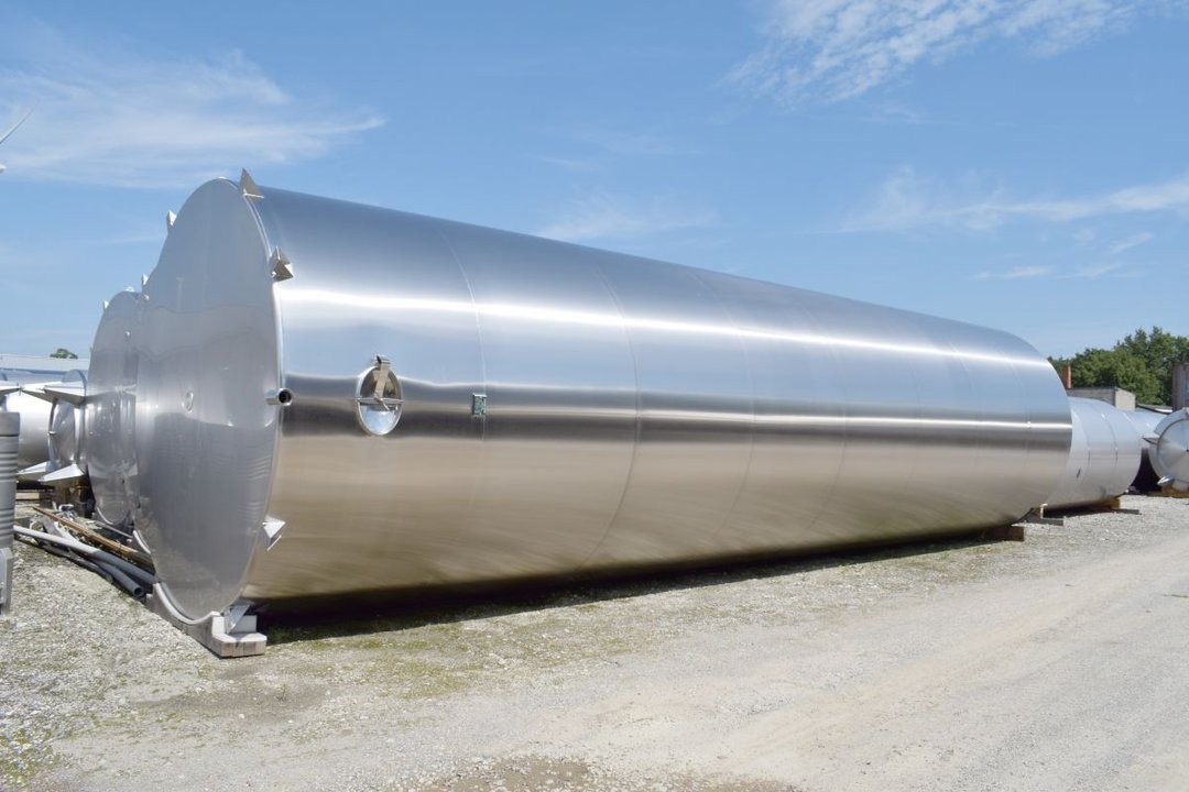 Flat bottomed tanks
