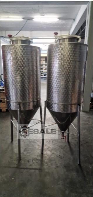 Stainless steel tanks and containers
