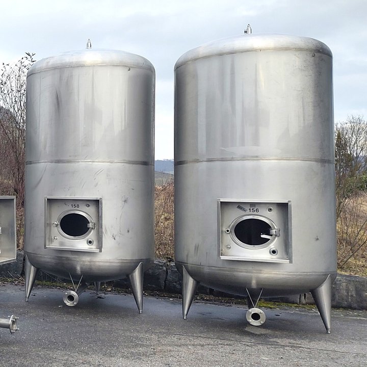Stainless steel tanks and containers