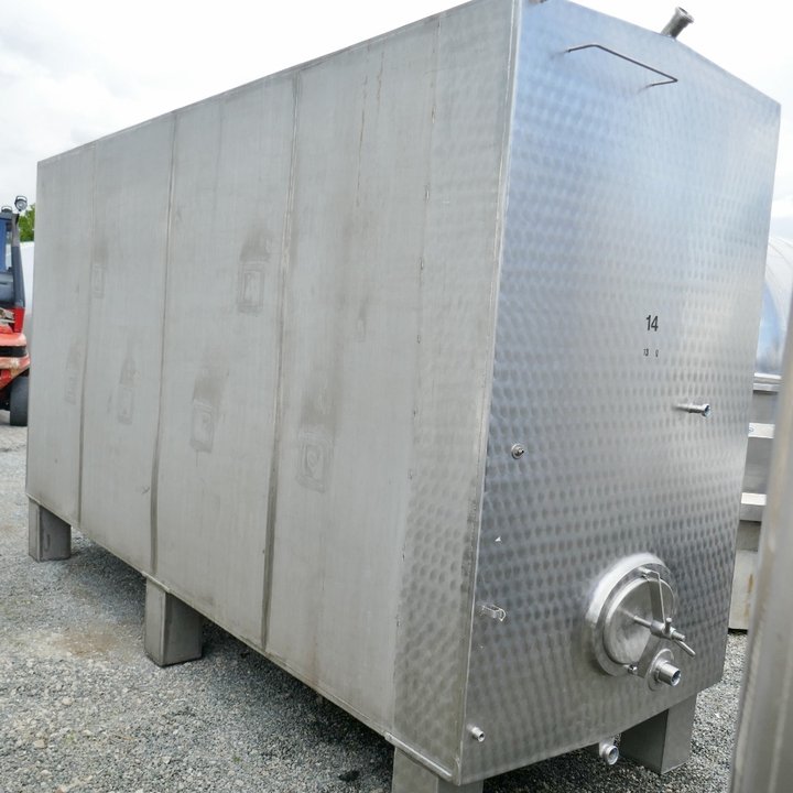 Stainless steel tanks and containers