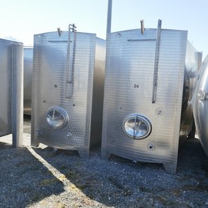 Stainless steel tanks and containers